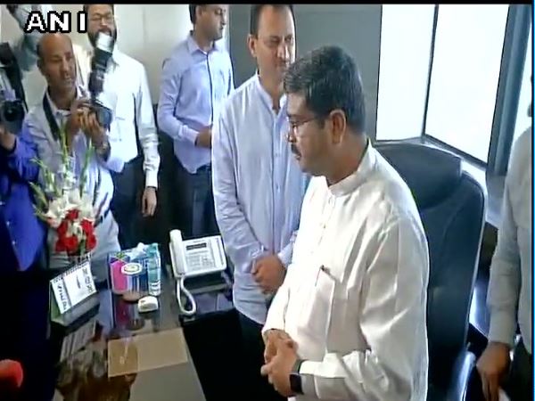 मोदी सरकार की नई कैबिनेट: धर्मेंद्र प्रधान, सुरेश प्रभु ने संभाला काम काज मोदी सरकार की नई कैबिनेट: धर्मेंद्र प्रधान, सुरेश प्रभु ने संभाला काम काज