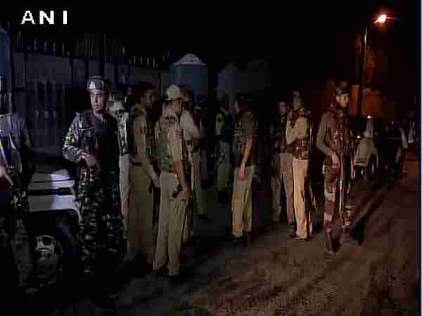 जम्मू कश्मीर: सुरक्षाबलों की बस पर आतंकियों ने किया हमला, 5 पुलिसकर्मी घायल