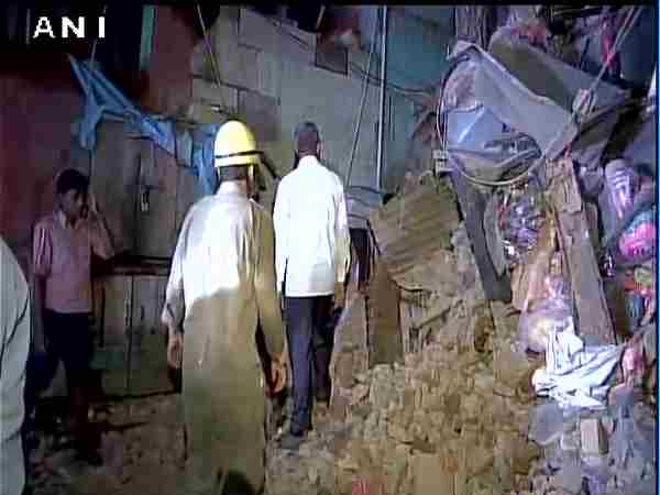 दिल्ली LIVE: कूड़े के पहाड़ का हिस्सा गिरने से हादसा, 2 की मौत, सीएम केजरीवाल भी मौके पर पहुंचे