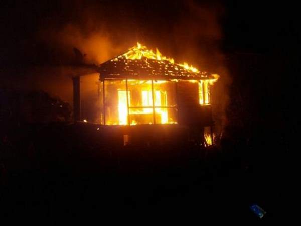 मनाली में सिलेंडर विस्फोट से लगी आग में जिंदा जल गया बिहारी मनाली में सिलेंडर विस्फोट से लगी आग में जिंदा जल गया बिहारी