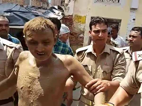 खजाने के लिए घर में खोदा कुआं, फंसा तो क्रेन से निकाला गया खजाने के लिए घर में खोदा कुआं, फंसा तो क्रेन से निकाला गया