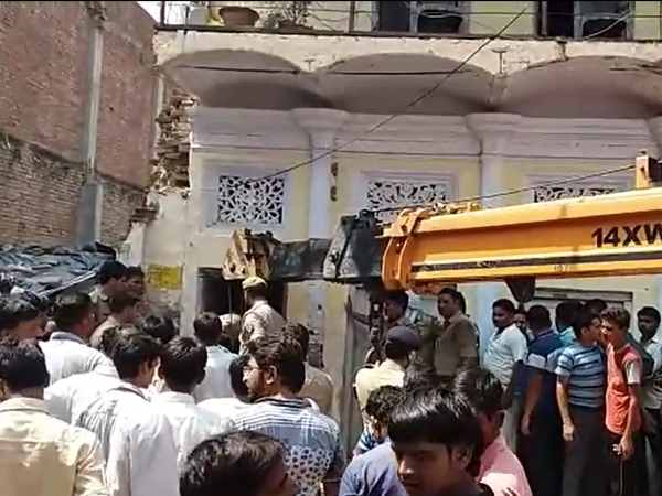 खजाने के लिए घर में खोदा कुआं, फंसा तो क्रेन से निकाला गया खजाने के लिए घर में खोदा कुआं, फंसा तो क्रेन से निकाला गया