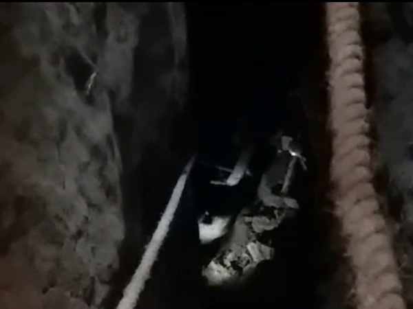 खजाने के लिए घर में खोदा कुआं, फंसा तो क्रेन से निकाला गया खजाने के लिए घर में खोदा कुआं, फंसा तो क्रेन से निकाला गया