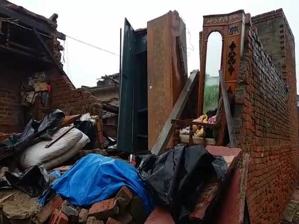 Three people including innocent, died due to rain in Bulandshahr Three people including innocent, died due to rain in Bulandshahr