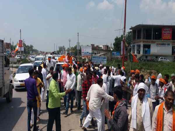 BJP प्रदेश अध्यक्ष पहुंचे गृहजनपद, कार्यकर्ताओ ने किया स्वागत, तो शिक्षामित्रों का चक्का जाम