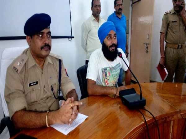 घर के बाहर चोरों ने उतारे कपड़े, कच्छा बनियान में डाली डकैती