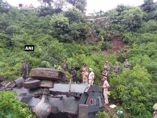 जम्मू और कश्मीर के रियासी में सेना की गाड़ी गिरी, 9 जवान घायल J&K: 9 Army Jawans injured after their vehicle skidded off जम्मू और कश्मीर के रियासी में सेना की गाड़ी गिरी, 9 जवान घायल J&K: 9 Army Jawans injured after their vehicle skidded off
