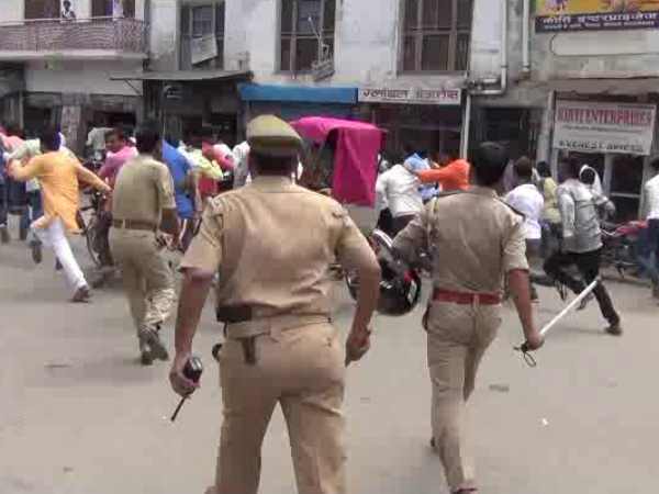 Police lathi charge on students in Faizabad
