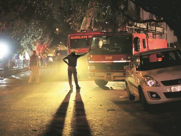 LIVE: दिल्ली के सदर बाजार में इमारत गिरी, फायर ब्रिगेड मौजूद LIVE: दिल्ली के सदर बाजार में इमारत गिरी, फायर ब्रिगेड मौजूद