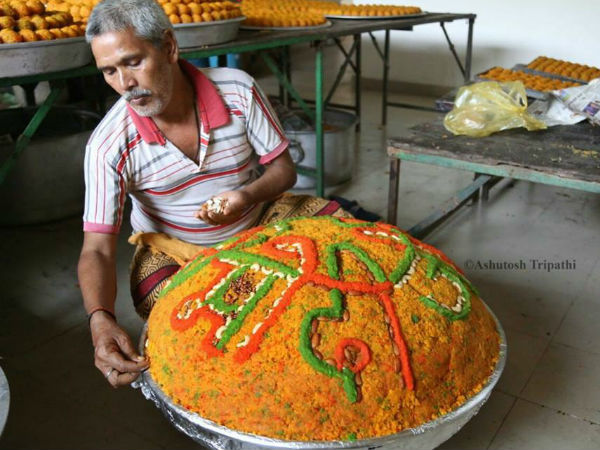 पीएम मोदी के बर्थडे पर लखनऊ में लगा 110 फीट का कटआउट, 67 किलों के बूंदी से लगा भोग पीएम मोदी के बर्थडे पर लखनऊ में लगा 110 फीट का कटआउट, 67 किलों के बूंदी से लगा भोग