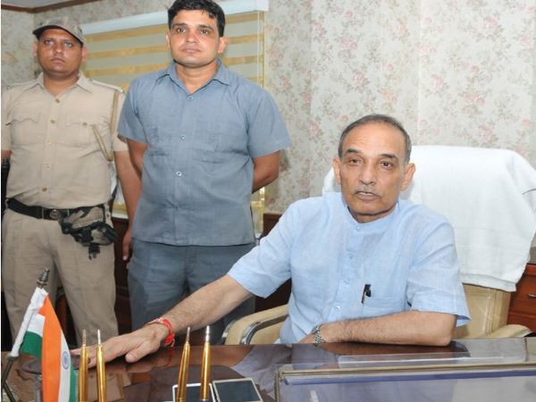 मोदी सरकार की नई कैबिनेट: धर्मेंद्र प्रधान, सुरेश प्रभु ने संभाला काम काज मोदी सरकार की नई कैबिनेट: धर्मेंद्र प्रधान, सुरेश प्रभु ने संभाला काम काज