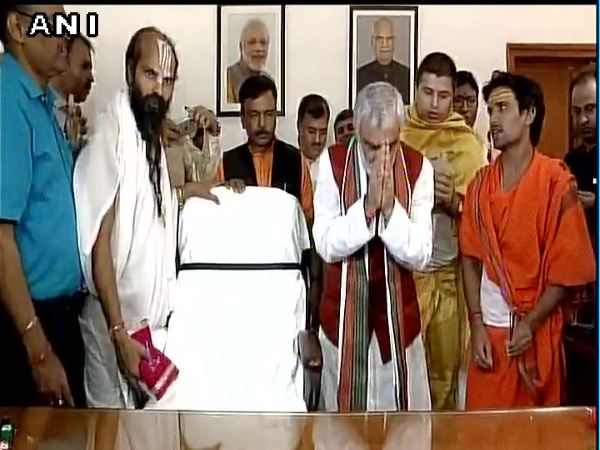 मोदी सरकार की नई कैबिनेट LIVE: राज्यवर्धन सिंह राठौड़ ने संभाला कार्यभार मोदी सरकार की नई कैबिनेट LIVE: राज्यवर्धन सिंह राठौड़ ने संभाला कार्यभार