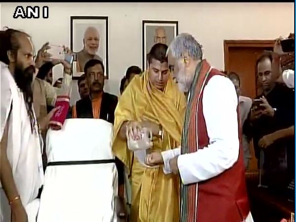 मोदी सरकार की नई कैबिनेट LIVE: राज्यवर्धन सिंह राठौड़ ने संभाला कार्यभार मोदी सरकार की नई कैबिनेट LIVE: राज्यवर्धन सिंह राठौड़ ने संभाला कार्यभार