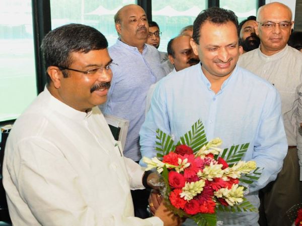 मोदी सरकार की नई कैबिनेट: धर्मेंद्र प्रधान, सुरेश प्रभु ने संभाला काम काज मोदी सरकार की नई कैबिनेट: धर्मेंद्र प्रधान, सुरेश प्रभु ने संभाला काम काज