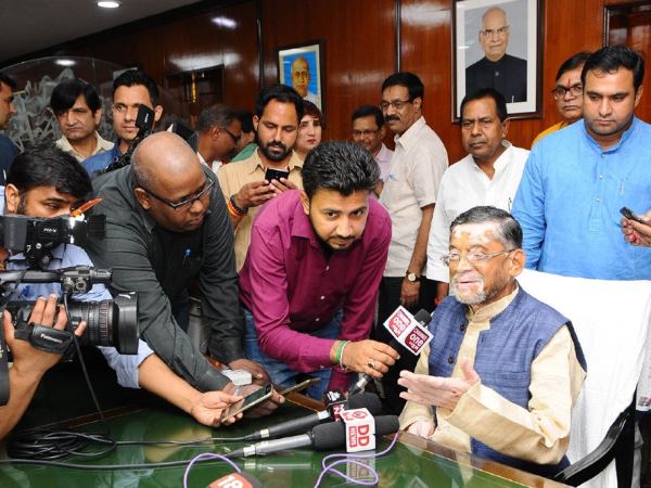 मोदी सरकार की नई कैबिनेट: धर्मेंद्र प्रधान, सुरेश प्रभु ने संभाला काम काज मोदी सरकार की नई कैबिनेट: धर्मेंद्र प्रधान, सुरेश प्रभु ने संभाला काम काज