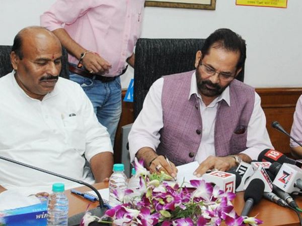 मोदी सरकार की नई कैबिनेट: धर्मेंद्र प्रधान, सुरेश प्रभु ने संभाला काम काज मोदी सरकार की नई कैबिनेट: धर्मेंद्र प्रधान, सुरेश प्रभु ने संभाला काम काज