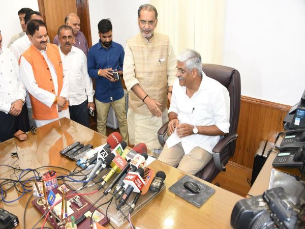 मोदी सरकार की नई कैबिनेट: धर्मेंद्र प्रधान, सुरेश प्रभु ने संभाला काम काज मोदी सरकार की नई कैबिनेट: धर्मेंद्र प्रधान, सुरेश प्रभु ने संभाला काम काज