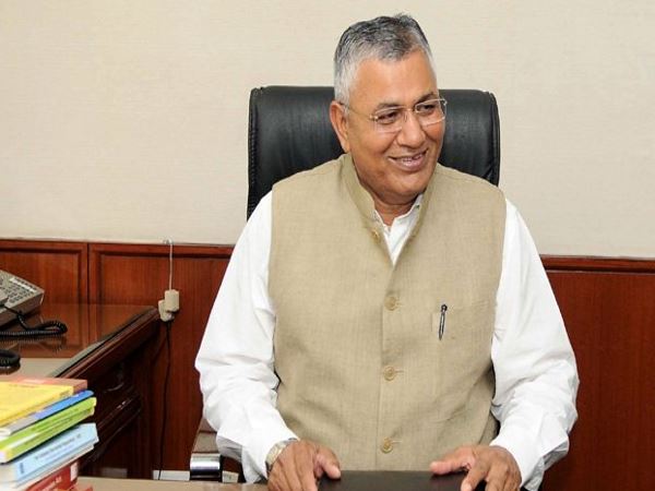 नई दिल्ली में कॉरपोरेट मामलों के राज्य मंत्री के रूप में कार्यभार संभालते हुए नई दिल्ली में कॉरपोरेट मामलों के राज्य मंत्री के रूप में कार्यभार संभालते हुए