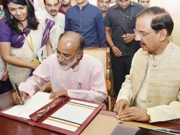 अल्फांस कन्नाथनम ने पर्यटन राज्य मंत्री (स्वतंत्र प्रभार) के रूप में कार्यभार संभाला अल्फांस कन्नाथनम ने पर्यटन राज्य मंत्री (स्वतंत्र प्रभार) के रूप में कार्यभार संभाला