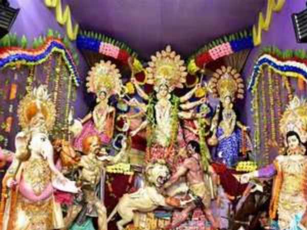 CM Nitish Kumar worshipping Maa Durga in Patna