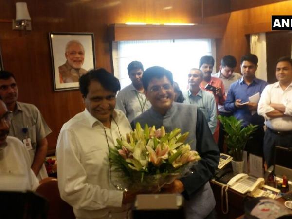 मोदी सरकार की नई कैबिनेट LIVE: पीयूष गोयल ने संभाला रेल मंत्रालय का कामकाज मोदी सरकार की नई कैबिनेट LIVE: पीयूष गोयल ने संभाला रेल मंत्रालय का कामकाज