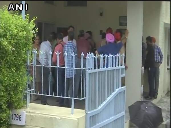 पंजाब के मोहाली में पत्रकार और 92 वर्षीय मां का शव घर में बरामद, हत्या की आशंका