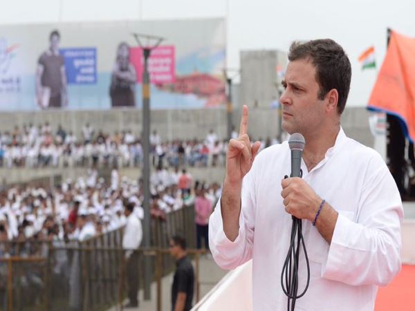 गुजरात में मोदी और भाजपा पर बरसे राहुल, कहा- हमारे PM को मन की बात कहना पसंद है, सुनना नहीं गुजरात में मोदी और भाजपा पर बरसे राहुल, कहा- हमारे PM को मन की बात कहना पसंद है, सुनना नहीं