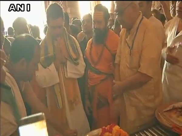LIVE: राहुल गांधी ने द्वारकाधीश मंदिर में की पूजा, हार्दिक ने कहा स्वागत है