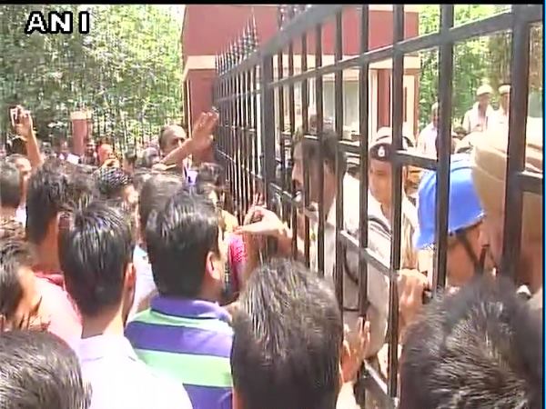 गुरुग्राम LIVE: रायन स्कूल में बच्चे की हत्या पर हंगामा, पैरेंट्स ने मेन गेट का ताला तोड़ा