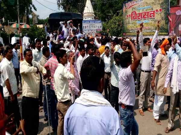 UP shikshamitra protest against CM Yogi Adityanath in Shahjahanpur