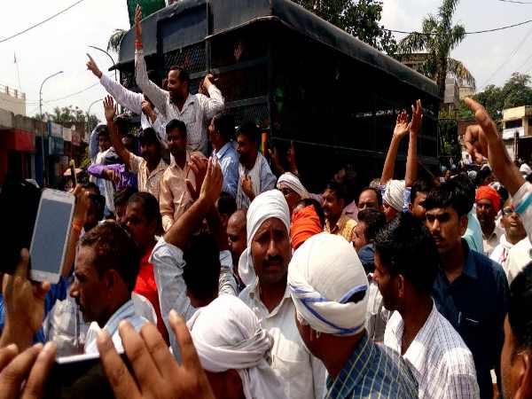 UP shikshamitra protest against CM Yogi Adityanath in Shahjahanpur