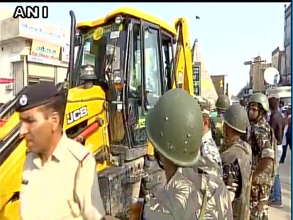 LIVE: राम रहीम के डेरे में हो सकती है खुदाई, जेसीबी मशीन मंगाई गई LIVE: राम रहीम के डेरे में हो सकती है खुदाई, जेसीबी मशीन मंगाई गई