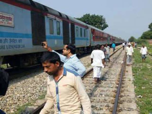 फिर टला बड़ा रेल हादसा, बिना इंजन दौड़ती रही शिवगंगा एक्सप्रेस