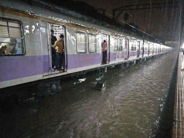 #MumbaiRains Live: 6 ट्रेन कैंसिल, 2 डाइवर्ट, 15 उड़ानें रद्द, लोग परेशान