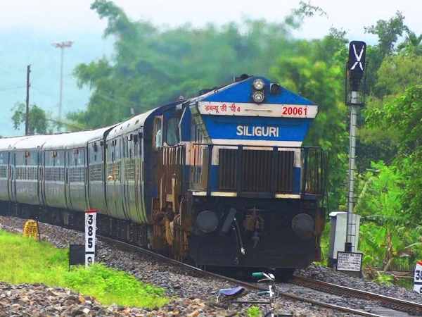 इलाहाबाद: नॉर्थ ईस्ट के कोच का स्प्रिंग टूटा, हादसा कैसे टला इलाहाबाद: नॉर्थ ईस्ट के कोच का स्प्रिंग टूटा, हादसा कैसे टला