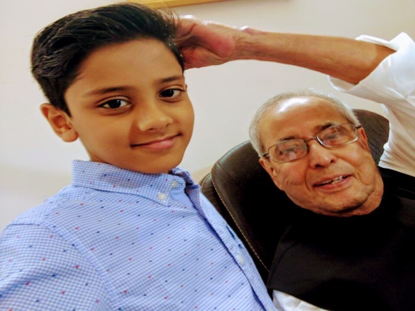 प्रणब दा ने शेयर की तस्वीर, कहा- इस बच्चे ने सिखाई सेल्फी लेनी प्रणब दा ने शेयर की तस्वीर, कहा- इस बच्चे ने सिखाई सेल्फी लेनी