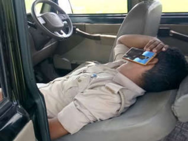 UP police sleep in field, Picture Viral UP police sleep in field, Picture Viral
