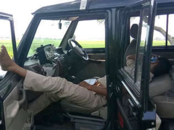 UP police sleep in field, Picture Viral UP police sleep in field, Picture Viral
