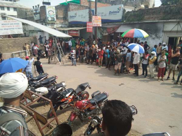 काशी में सड़क पर ऐश्वर्या दीवान के साथ एक्टर शरमन जोशी, PICS