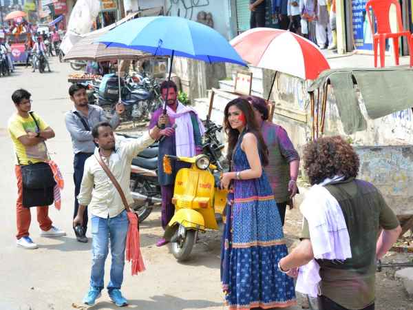 काशी में सड़क पर ऐश्वर्या दीवान के साथ एक्टर शरमन जोशी, PICS