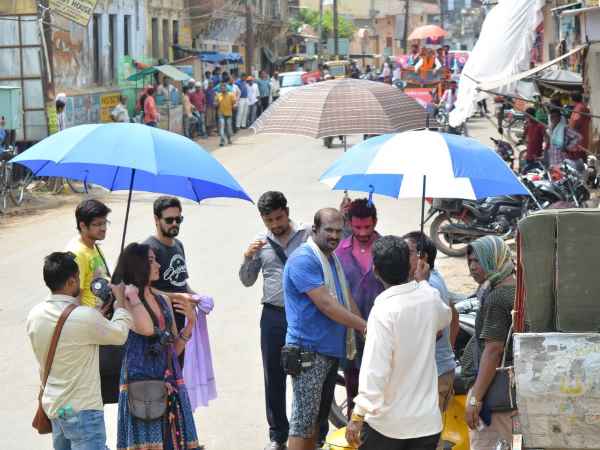 काशी में सड़क पर ऐश्वर्या दीवान के साथ एक्टर शरमन जोशी, PICS