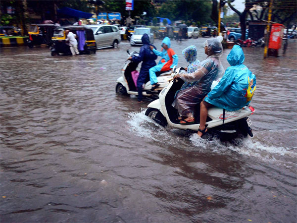Mumbai Heavy Rains Live: जगह-जगह जलभराव, लोग परेशान 