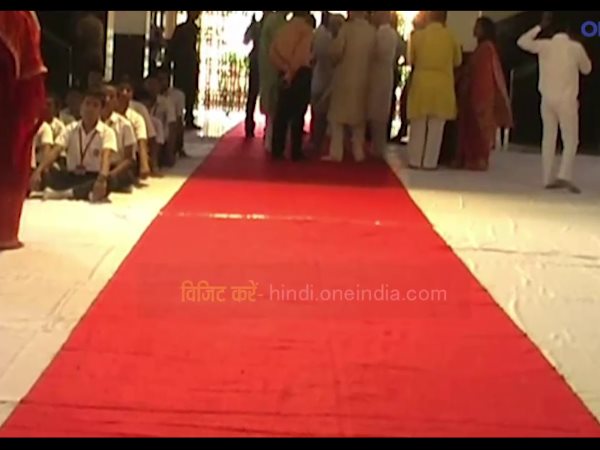 CM योगी के लिए मंदिर में रेड कार्पेट,कैसे खत्म हो VIP कल्चर?