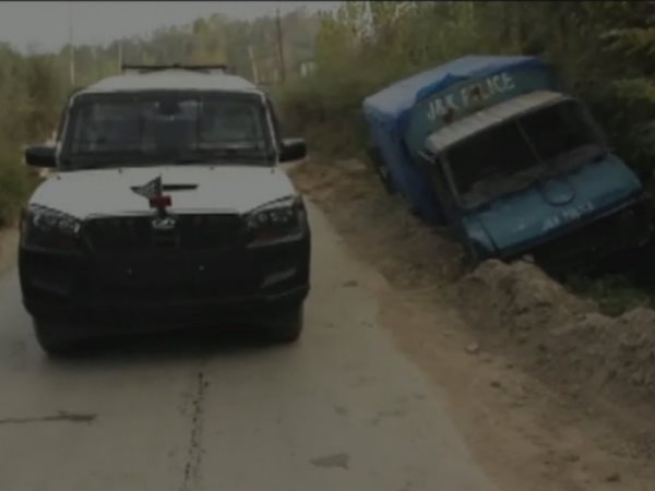 कश्मीर के कुलगाम में पुलिस जीप पर आतंकी हमला, ड्राइवर की मौत कश्मीर के कुलगाम में पुलिस जीप पर आतंकी हमला, ड्राइवर की मौत