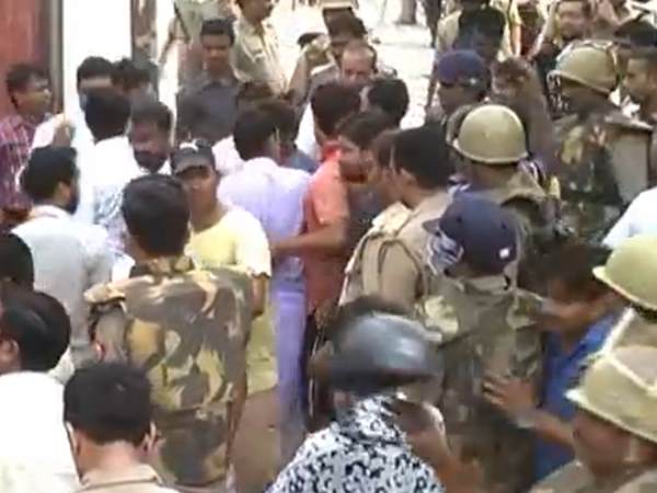 पुलिस ने दौड़ा-दौड़ाकर पीटा