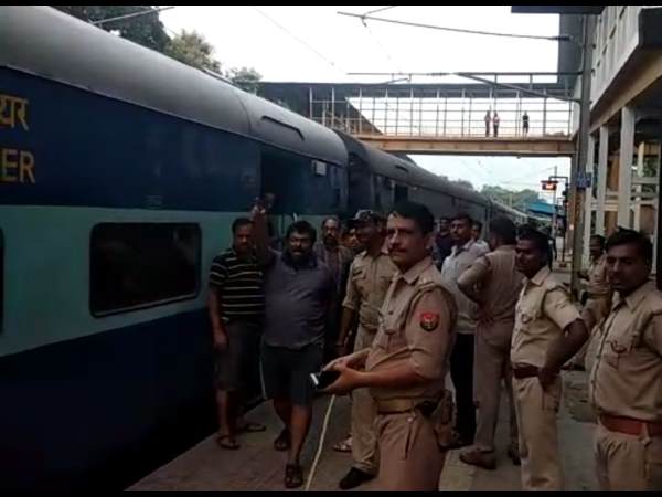 नवरात्र मेला के चलते विंध्याचल में रुकी ट्रेन 