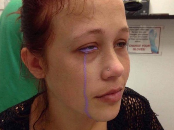 आंखों के अंदर गुदवाया टैटू