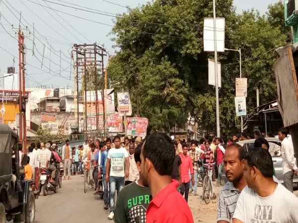 भीड़ को नियंत्रित करने की खातिर पुलिस ने किया लाठीचार्ज