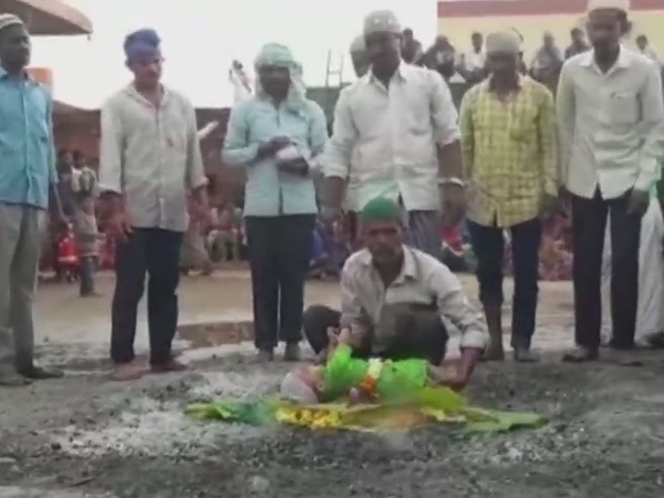 केले के पत्ते में लपेटा, फिर लिटाया