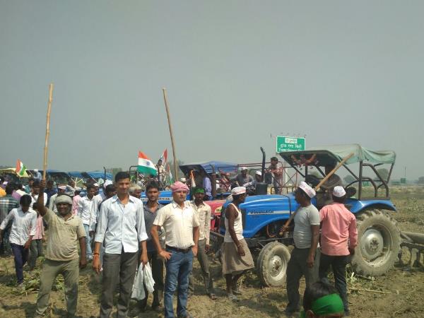 गुलाबी गैंग भी गया है अड़ गुलाबी गैंग भी गया है अड़